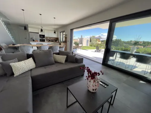 Villa Valenina with heated pool in Croatia, 300 metres from the sea. Hotels in Brtonigla