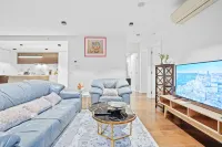 3 Bedroom Apartment 5 mins walking to Westfield Doncaster Hotels in Doncaster