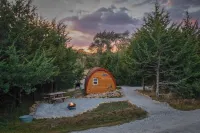 Cute European Bungalow Cabin w/Hot Tub. 1 Double Bed