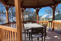 Ranch style farmhouse lodging with upper and lower bedrooms, one and half bath 톰슨 타운쉽 호텔