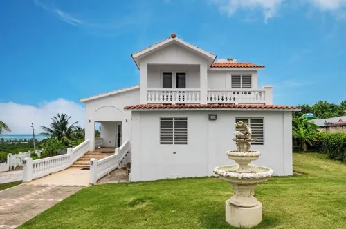 Spacious 7-bedroom villa in Rio Grande w/ pool, OCEAN VIEW, 5 mins to beach!