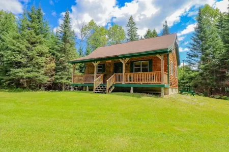 MOOSE CALL INN, Cozy 2bedroom house in Rangeley, snowmobile from the front door!