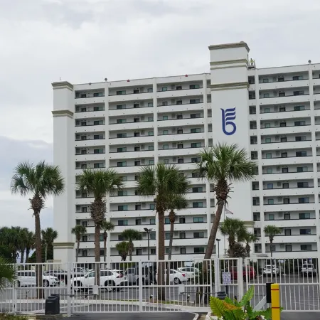 Beachfront Oasis! 2BR,2BA with Private Beach Access and free upfront parking.