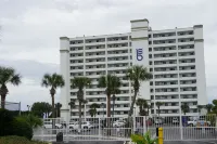 Beachfront Oasis! 2BR,2BA with Private Beach Access and free upfront parking.