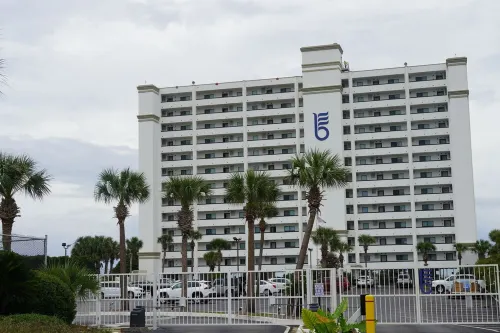 Beachfront Oasis! 2BR,2BA with Private Beach Access and free upfront parking.