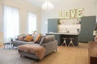 The Ballroom. Recently renovated huge 2 Bed, city centre. Hotels in Lichfield