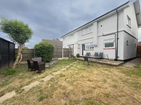 Southend Retreat KING SUITE luxury stay with parking