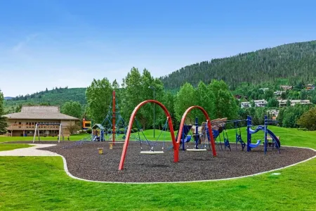 Stunning Mountain Modern Condo in Vail Отели в г. Игл-Вейл