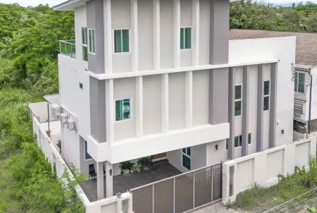 6BR Pool Villa w/ Karaoke and Pool Table near Golf Отели рядом с достопримечательностью «Wat Ya Pai»