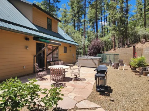 2 King 1 Queen Hot Tub  3-Bedroom Cabin in Groom Creek