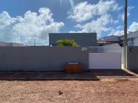Casa com Piscina e Jardim, a 400m da Praia de águas quente. Aceita seu animal.