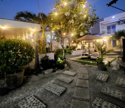 Modern 3-bedroom house with AC, WiFi  and pool in lovely Bacnotan Hotels in 