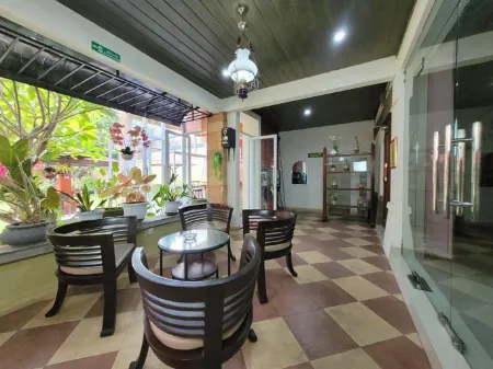 Ndalem Katong Guest House Ponorogo Отели в г. Понорого