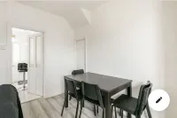 Cheerful 3 bedroom entire home - newly furnished to a high standard.