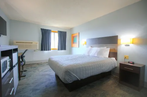 Travelodge by Wyndham Lincoln South - Bãi đậu xe