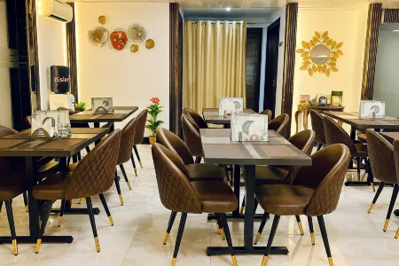 Hotel JMK Отели рядом с достопримечательностью «Tomb of Azim Khan»