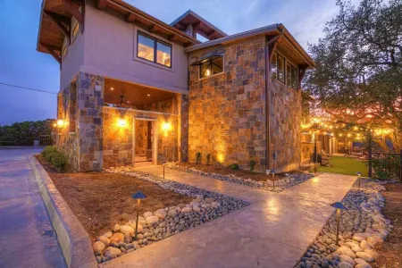 Luxury Hill Country Villa with Pool-Hot Tub-Views