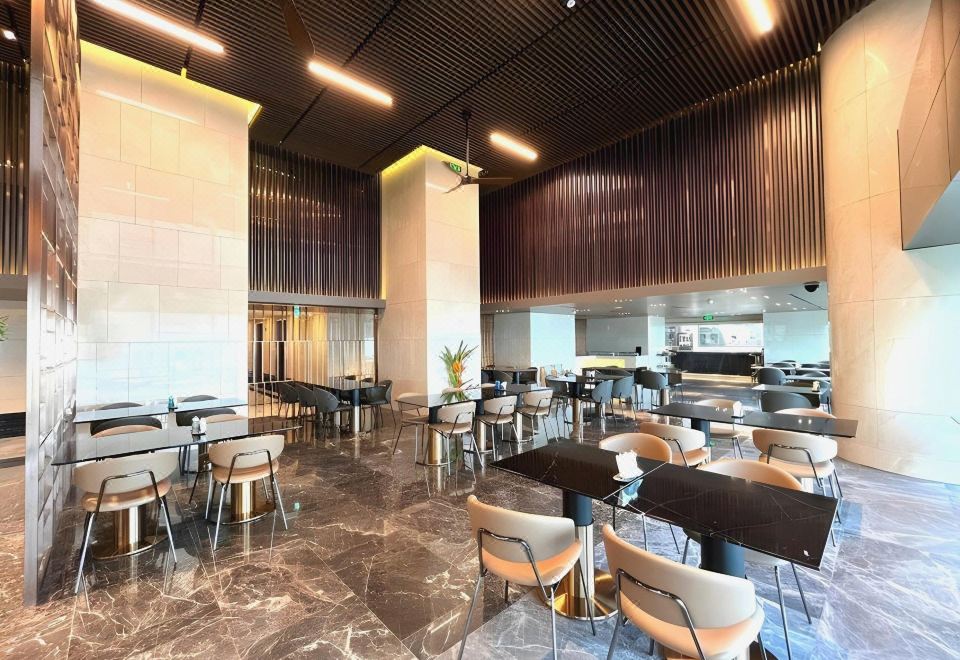 2. 롯데 더 레지던..