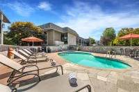 Best Western Plus Burnaby Hotel - parking