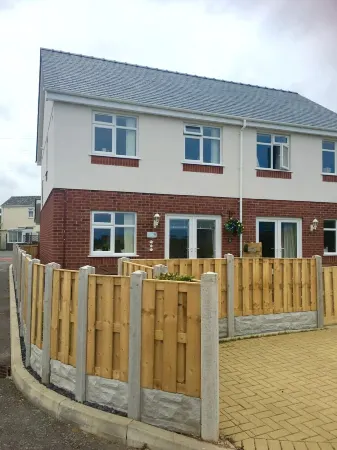 The Palms Holiday Home Near Beautiful Benllech Beach - children and pet friendly Отели в г. Лланфэр-Матафарн-Эйтаф