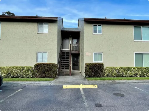 🌴 SPACIOUS CONDO W HEATED POOL & NEARBY BEACHES AND AIRPORTS🌴