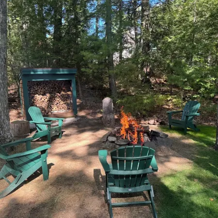 QUINTESSENTIAL MAINE LOG CABIN SET ON GORGEOUS LAKE Отели в г. Линкольнвилл