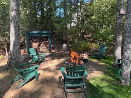 QUINTESSENTIAL MAINE LOG CABIN SET ON GORGEOUS LAKE