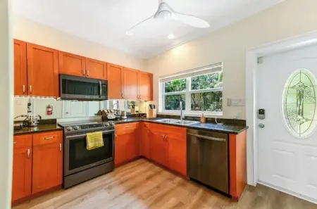 2 bedroom condo with pool close to the beach Отели рядом с достопримечательностью «TURTLE LAGOON»