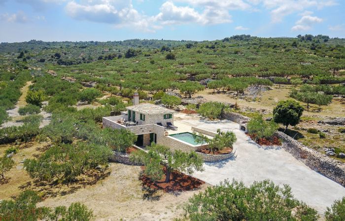 Holiday Home Bliss - Holiday Home with Outdoor Pool and Sea View (ST)