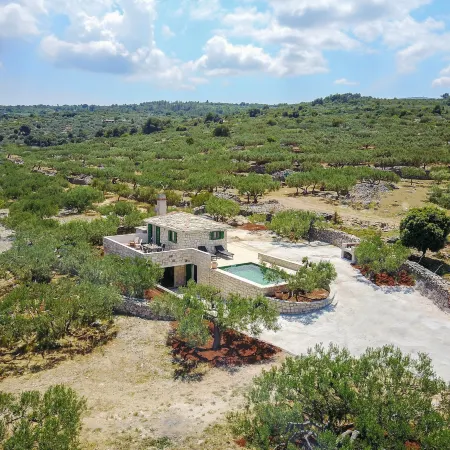 Holiday Home Bliss - Holiday Home with Outdoor Pool and Sea View (ST)
