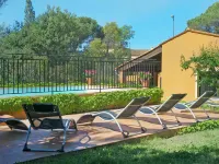 Holiday Home in Fréjus near Sea and Lake - bar