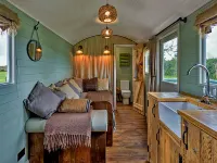 Shepherd’s Hut on Llŷn Peninsula by Private Lake - Alppimaja