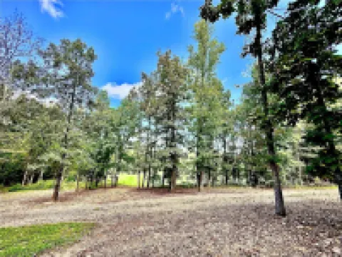 Cozy and serene RV in Broken Bow.  Pet friendly, WiFi, 2 bedroom, fireplace. فنادق في بروكن بو