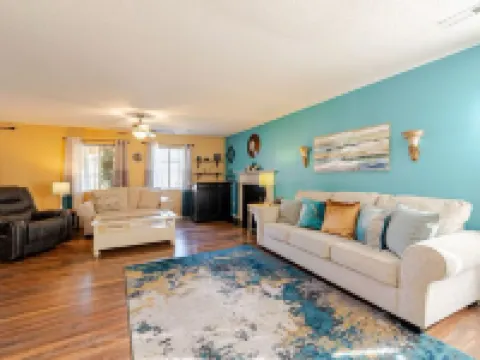 Charming 3-bedroom house in delightful McLeansville with AC, WiFi Hotels in Gilmer