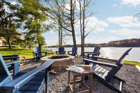 Lake Front ~ Firepit ~ Kayaks ~ SUPs ~ Yard Games