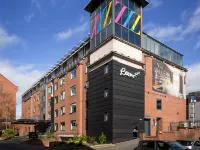 Roomzzz Nottingham City Hotels near Highfields Park