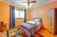 Family-Friendly Waterloo Abode w/ Deck! - 民泊