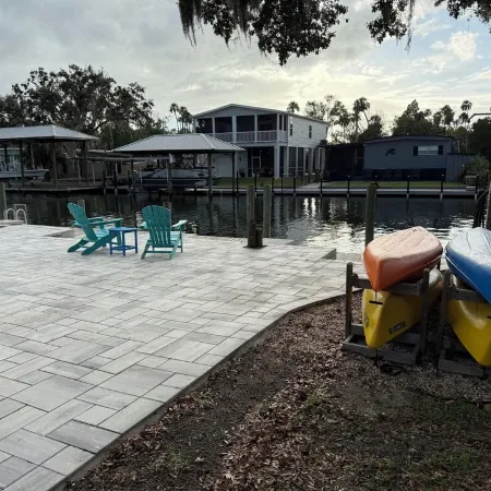 Relaxing retreat on the water-10 minutes to Gulf and Springs!