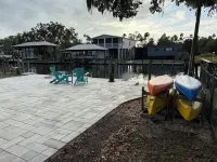 Relaxing retreat on the water-10 minutes to Gulf and Springs!