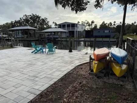 Relaxing retreat on the water-10 minutes to Gulf and Springs! Отели в г. Кристал Ривер