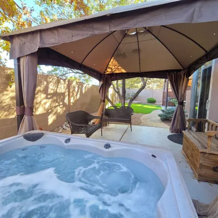 " Santa Fe Style" 4Bedrooms, Hot Tub and Pets Welcome, 5G Fiber WiFi !