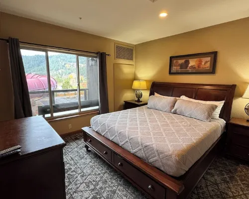Spread Out in a Deluxe Suite with en Suite Listed Separately Hotels in Kellogg