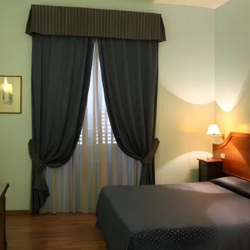 Hotel Fiori Отели рядом с достопримечательностью «Станция метро Cavour»