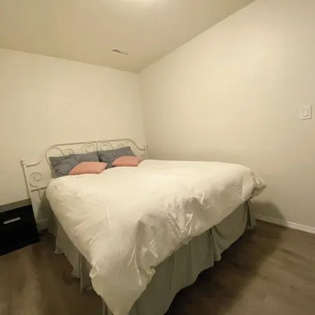 Spacious 2-Bedroom Suite w/ Sauna, Pool & Mountain Views