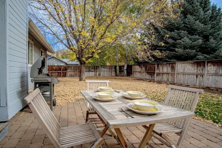 In the Heart of Hailey; Private Pet-friendly 3 Bedroom Home With Garage