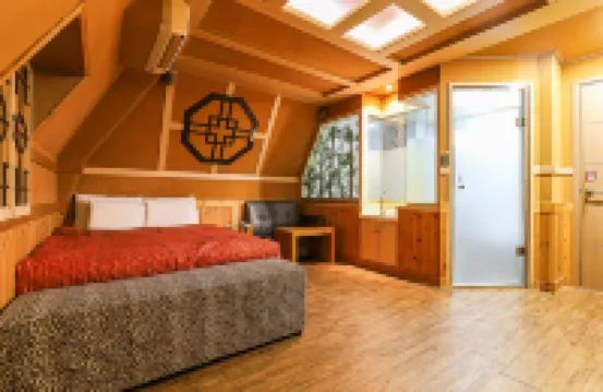 Oryu Seven Hotels near Abraham Park Kenneth Vine Collection Museum