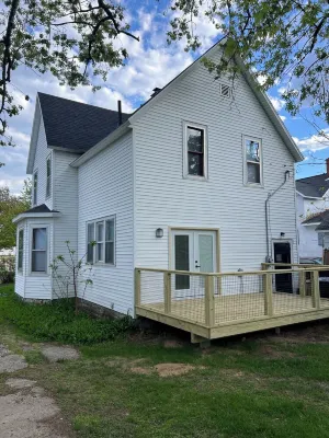 Modern Family Retreat Near Beach, Downtown. Private Backyard Indoor-Outdoor Deck Hotels in Gladstone