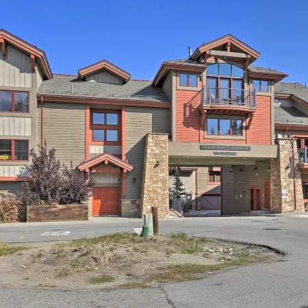 7 Mi to Copper Mtn: Condo w/ Deck & Stunning Views