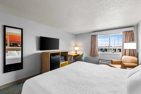 Days Inn by Wyndham Carroll Hotel a 