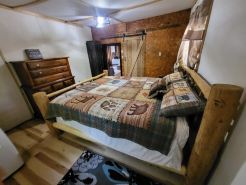 Relaxing rustic cabin on the lake 25 feet from the shore.